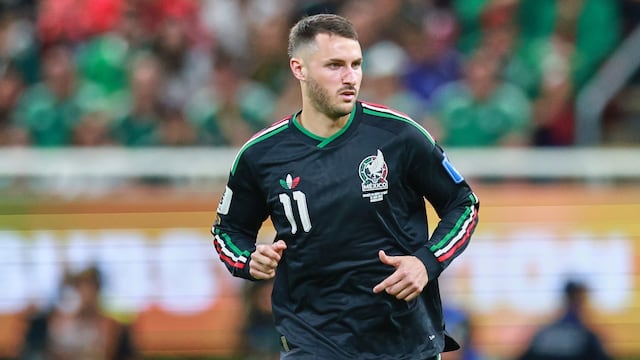 Santiago Giménez aparece en el radar del Real Betis para reforzar su delantera.
