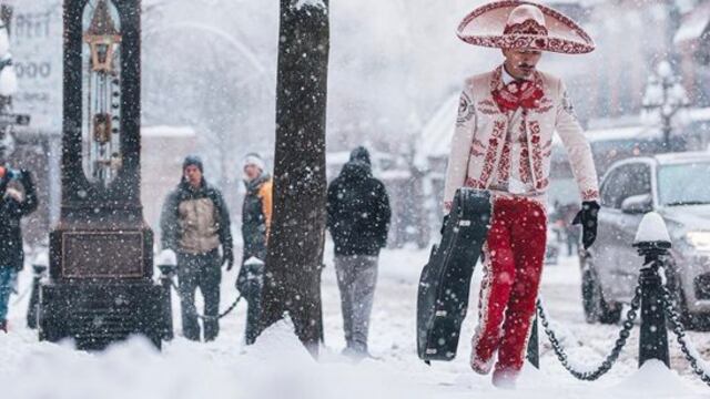 El mariachi es Alex Alegría, fundador del grupo Los Dorados, que toca en Vancouver.