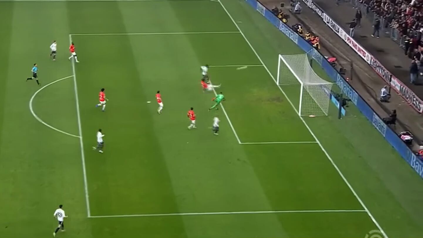 La increíble falla del jugador del Ajax; estaba solo frente al arco