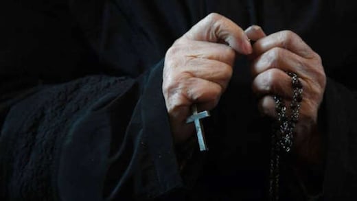 Sacerdote renuncia a la sotana; confiesa estar "enamorado"