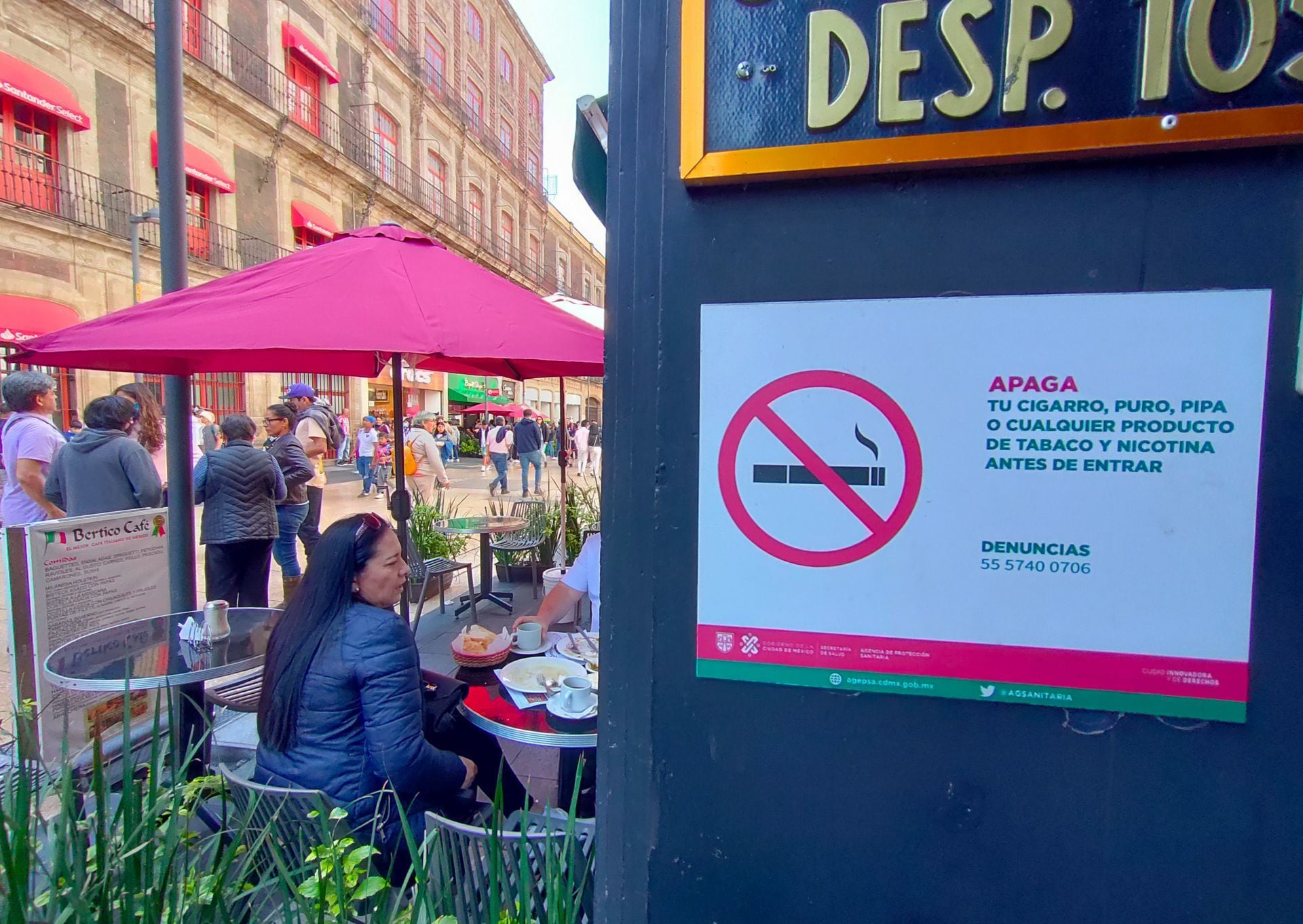 A partir de hoy una nueva disposición de la Ley General del Tabaco expedida por la Secretaría de Salud prohíbe fumar en restaurantes a pesar de que sea en una zona abierta.