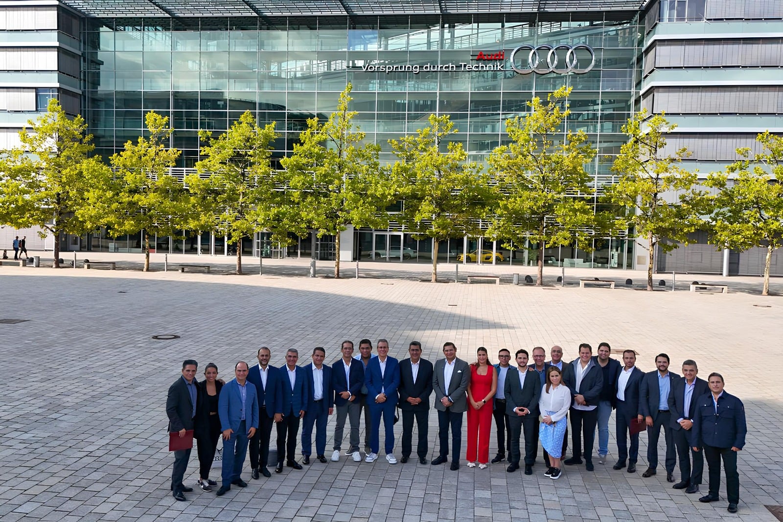 Sergio Salomón y Alejandro Armenta con directivos de Audi