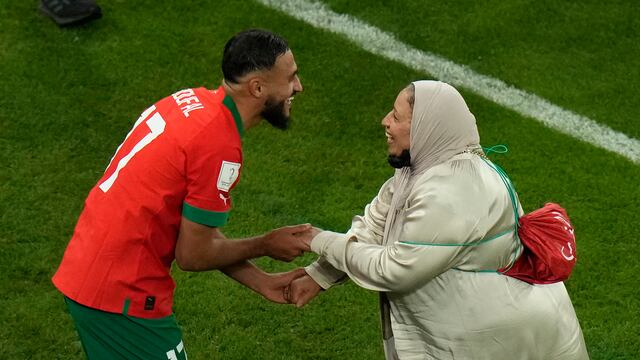 El volante marroquí Sofiane Boufal celebra con su madre