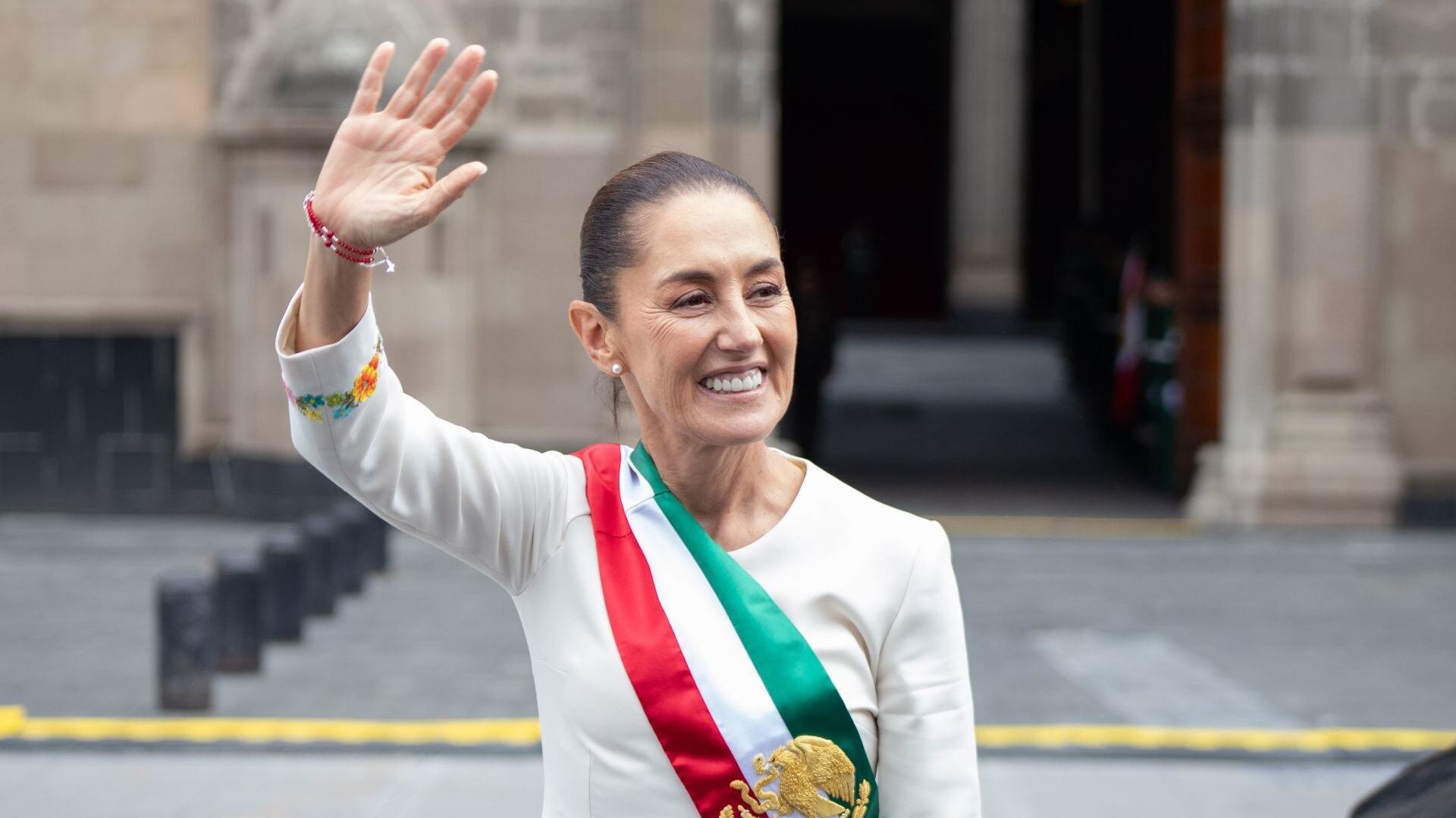 Claudia Sheinbaum, presidenta de México, llega a Palacio Nacional luego de rendir protesta en la Cámara de Diputados