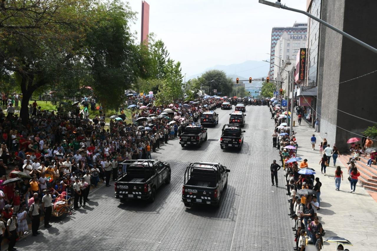 Policías de Monterrey realizan desfile cívico-militar.