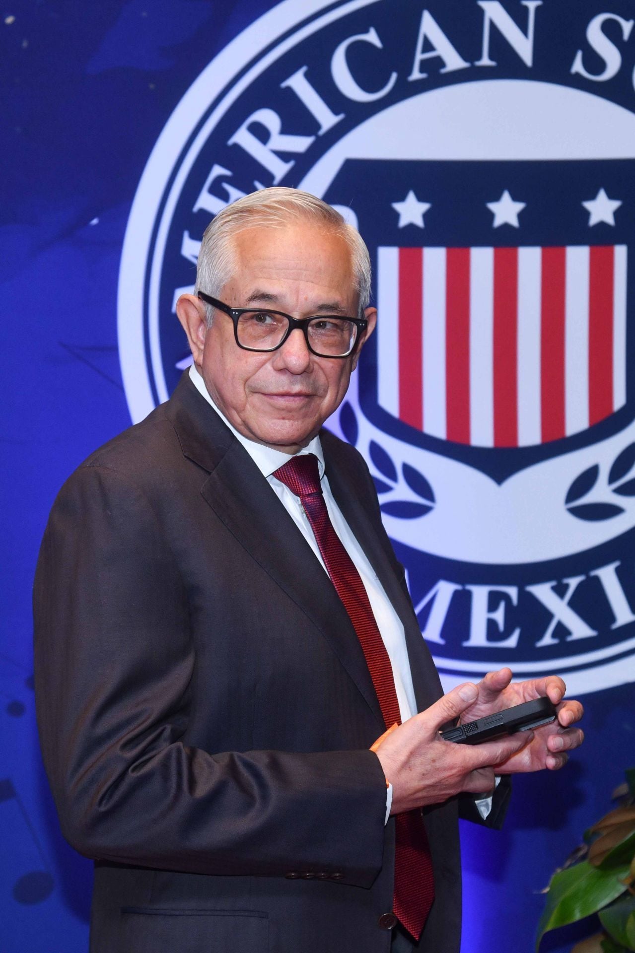 Jorge Gaviño, secretario general del IMSS, en la cena de bienvenida a Ronald Johnson, embajador de Estados Unidos en México de la American Society of Mexico