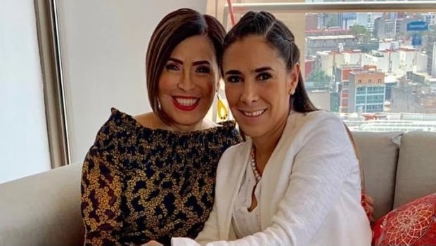 Rosario Robles junto a su hija, Mariana Moguel