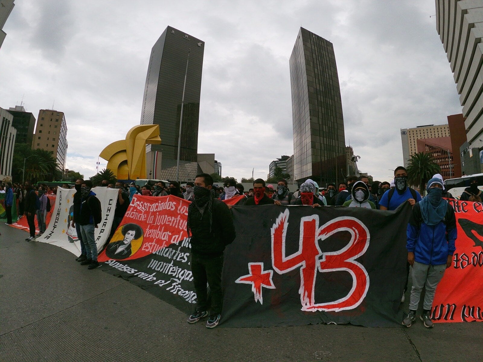 Normalistas concluyen mitin en antimonumento de los 43 en Paseo de la Reforma