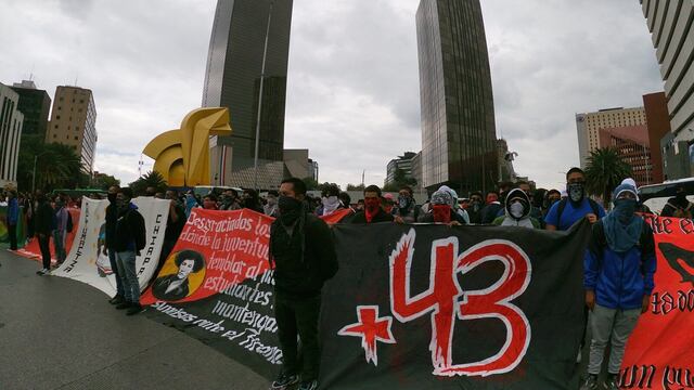 Normalistas concluyen mitin en antimonumento de los 43 en Paseo de la Reforma