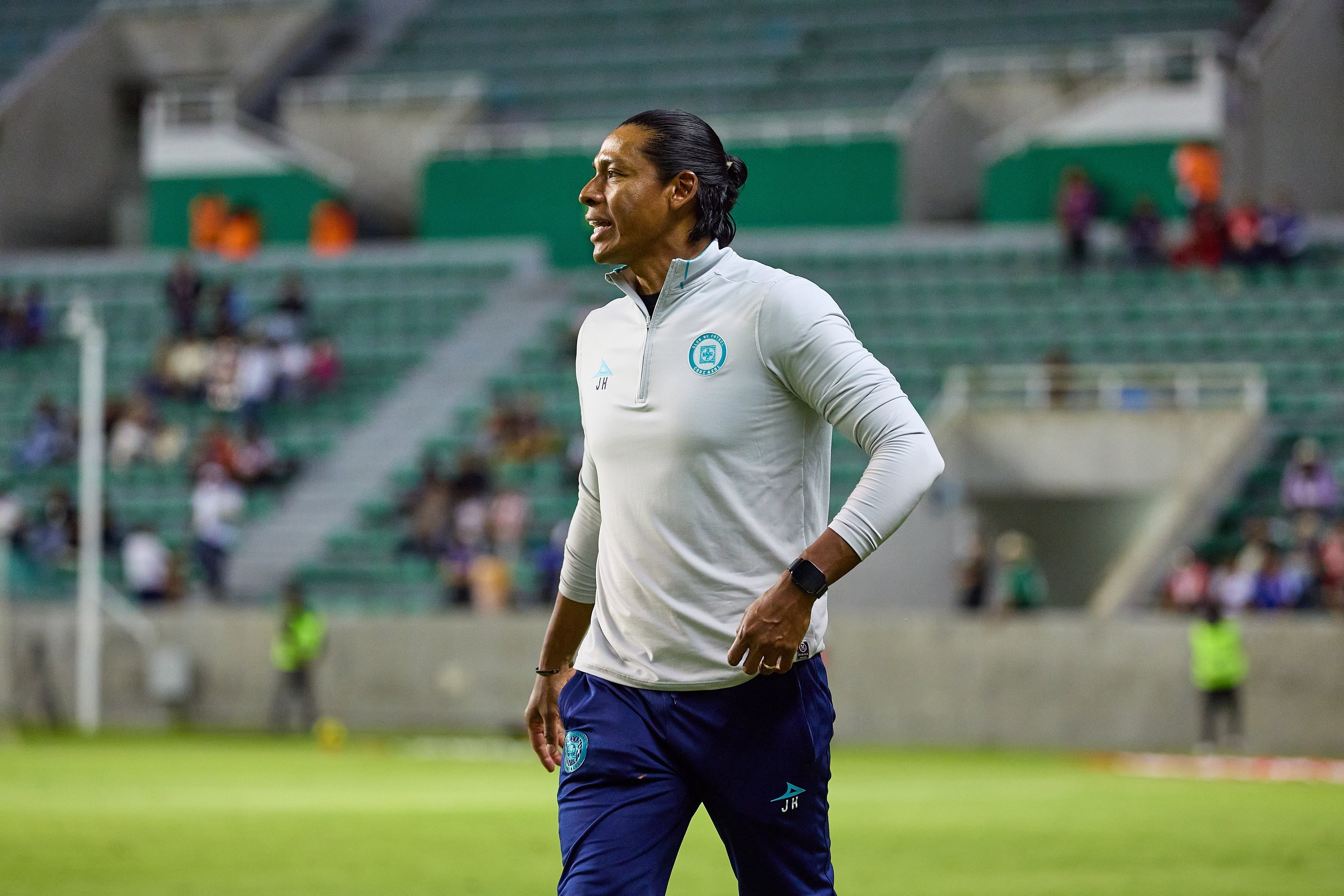 Él es Joel Huiqui, exfutbolista y entrenador mexicano