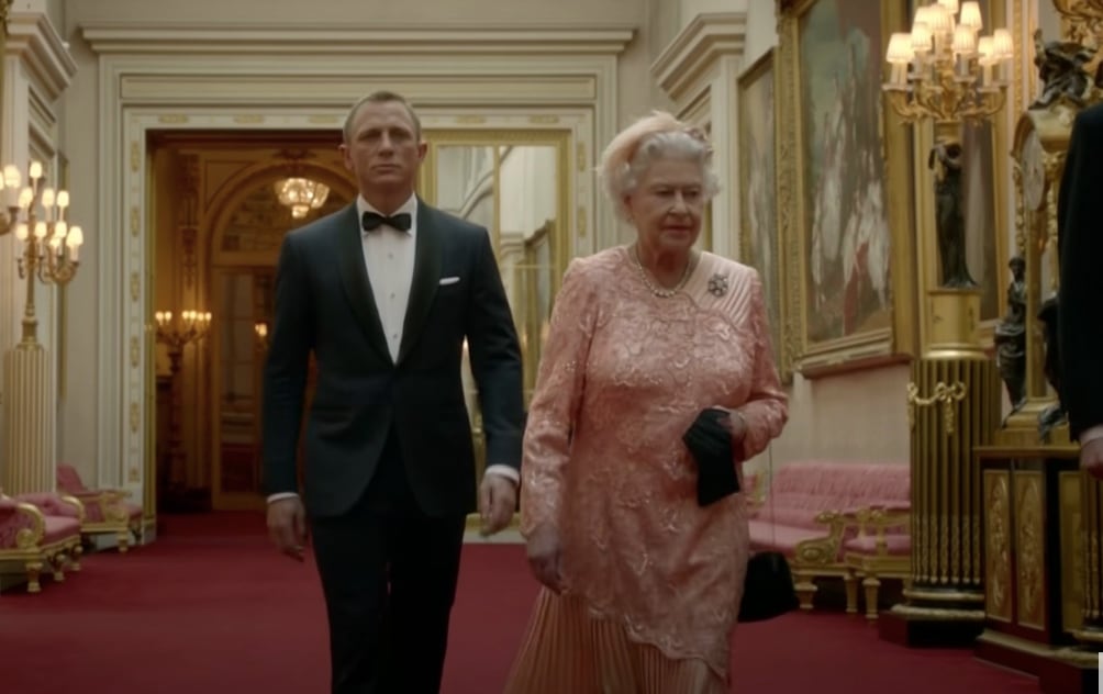 Reina Isabel II con James Bond