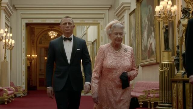 Reina Isabel II con James Bond