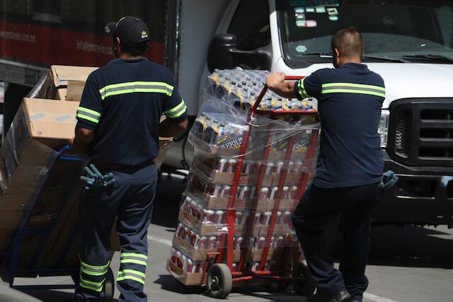 Entregan cartones y latas de cerveza en las instalaciones de la Cámara de Diputados, donde se propuso este martes 13 de agosto un incremento al IEPS