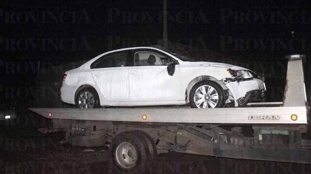 El automóvil presenta huellas de volcadura