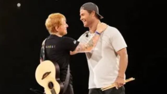 Chris Hemsworth se convierte en el baterista de Ed Sheeran en su concierto de Rumania