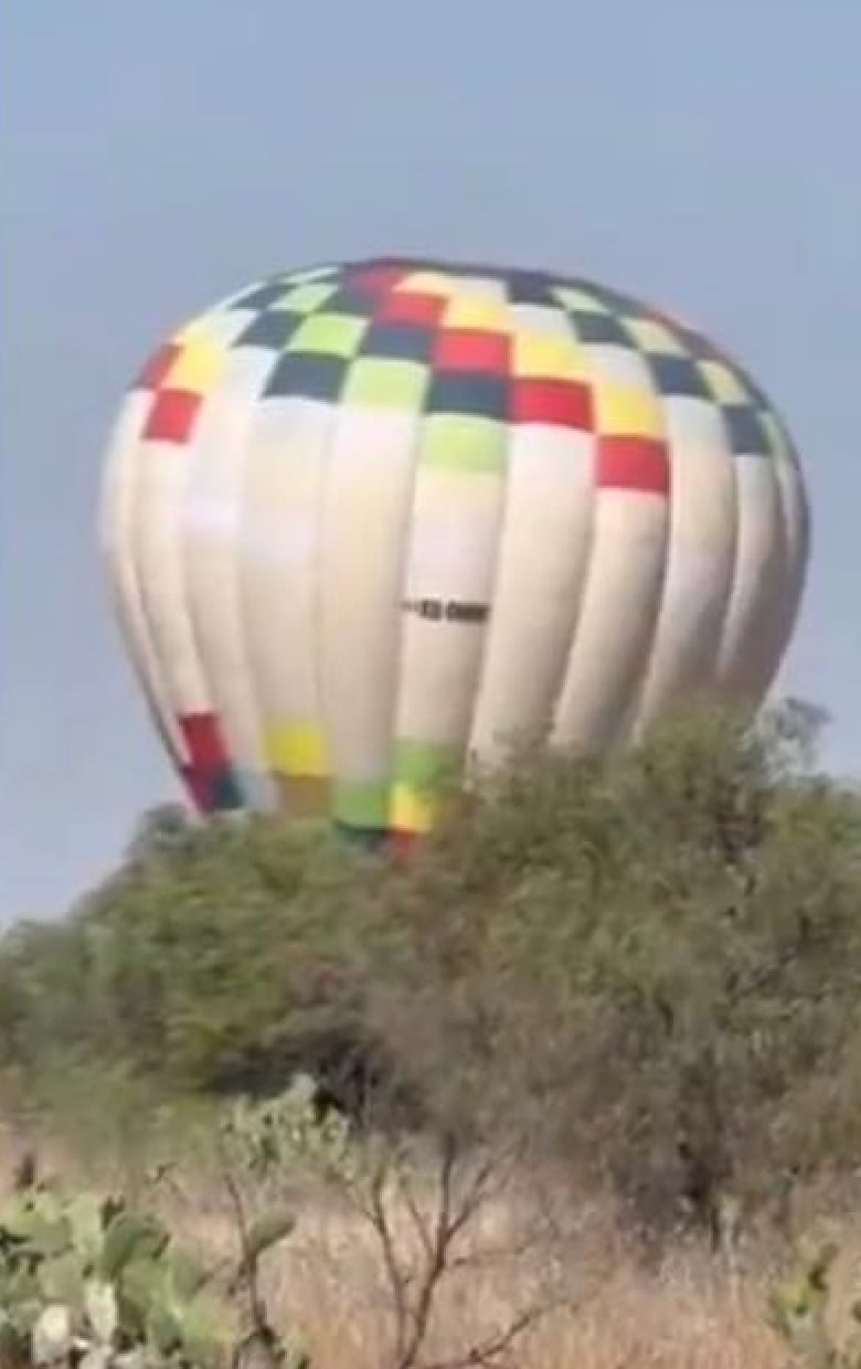 Globo aerostático realiza aterrizaje de emergencia en Teotihuacán
