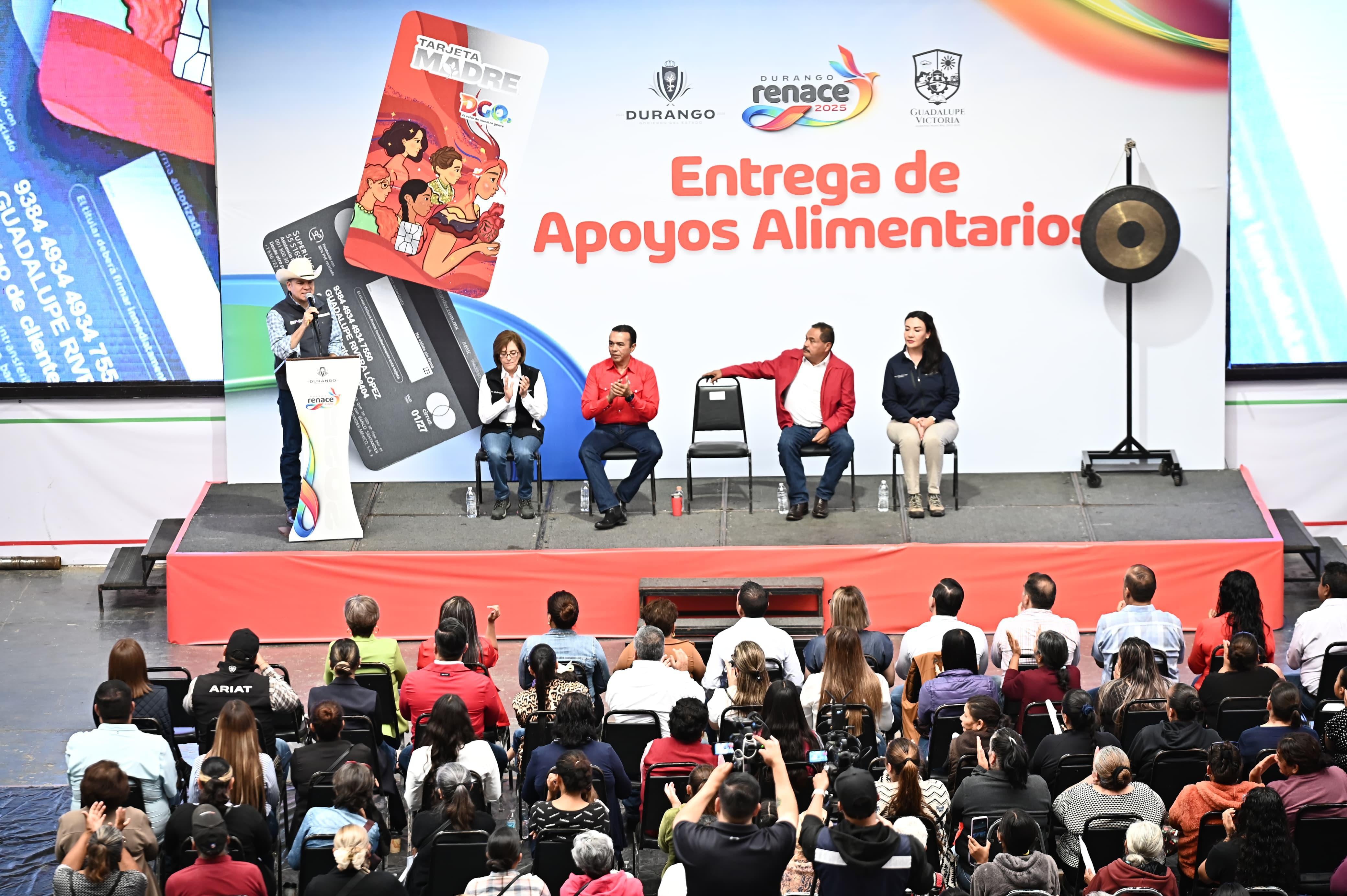 Esteban Villegas entrega la Tarjeta Madre Gris a mujeres beneficiarias en Guadalupe Victoria