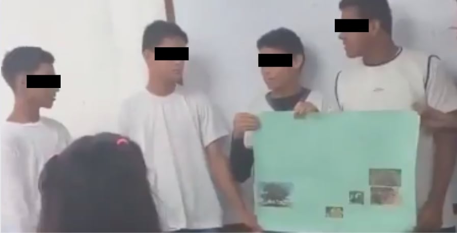 Niño ataca a compañera en pelna exposición escolar