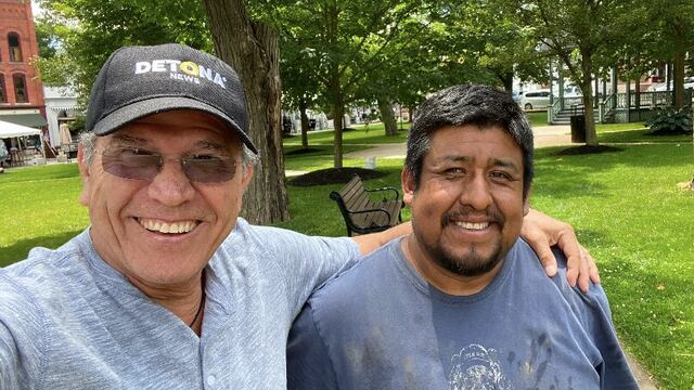 Evelio se casó con una norteamericana, tienen dos hijos y religiosamente manda dinero a sus familiares en Oaxaca.