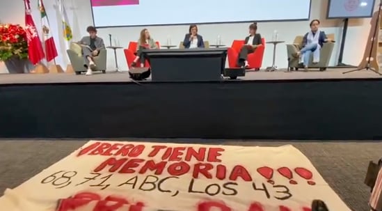 Manta de estudiantes de la Ibero contra Xóchitl Gálvez