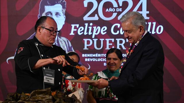 AMLO come tamales por Día de la Candelaria