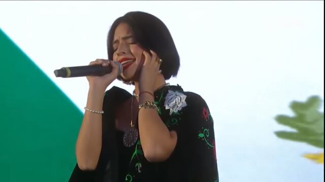 Ángela Aguilar cantando el Himno Nacional
