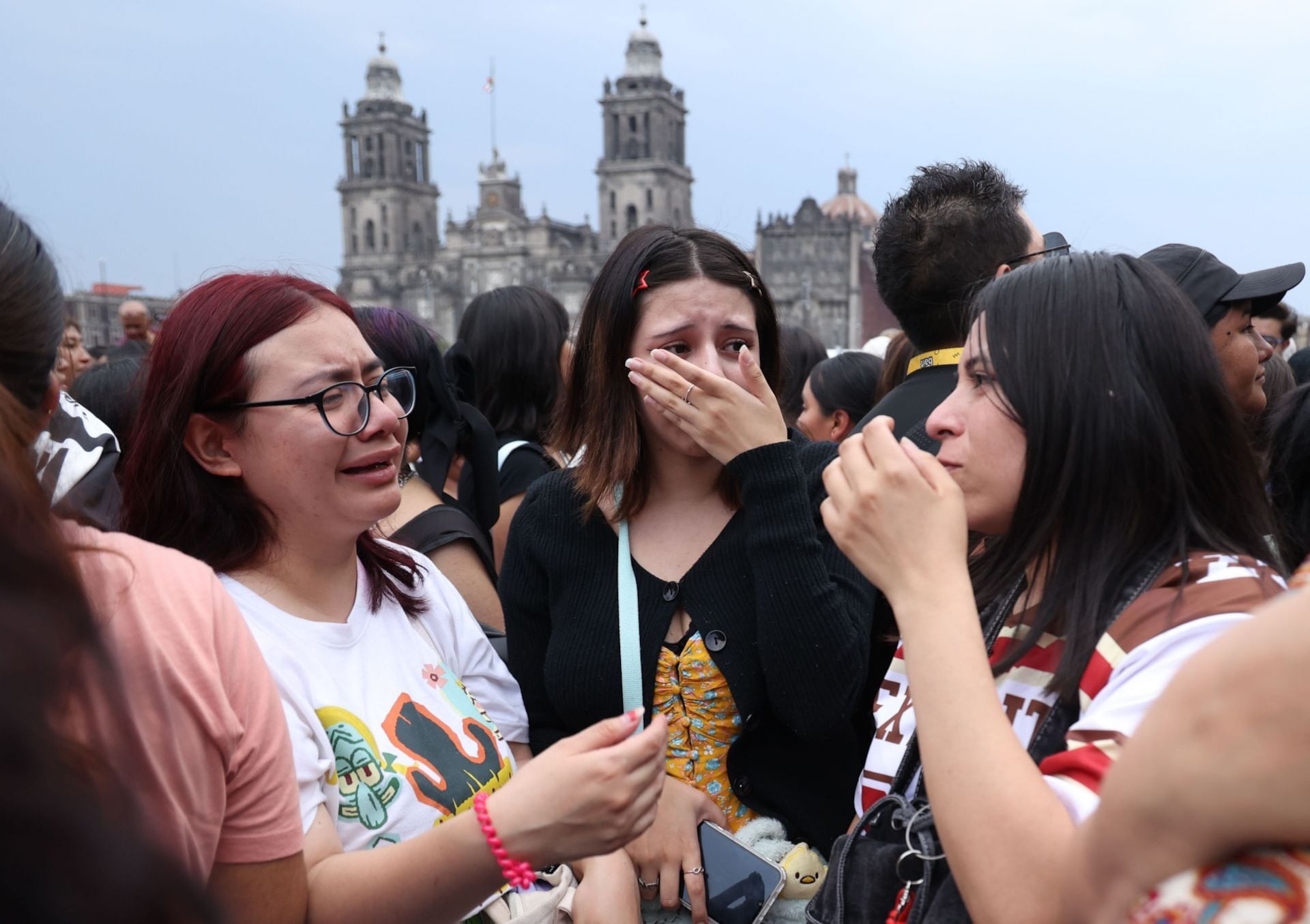 ARMYs llegan al Zócalo por rumores de una aparición de BTS en Palacio Nacional