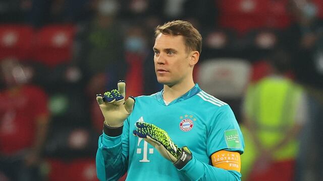Bayern Munich's German goalkeeper Manuel Neuer speaks with his teammates during the FIFA Club World Cup semi-final football match between Egypt's Al-Ahly and Germany's Bayern Munich at the Ahmed bin Ali Stadium in the Qatari city of Ar-Rayyan on February 8, 2021. (Photo by Karim JAAFAR / AFP)