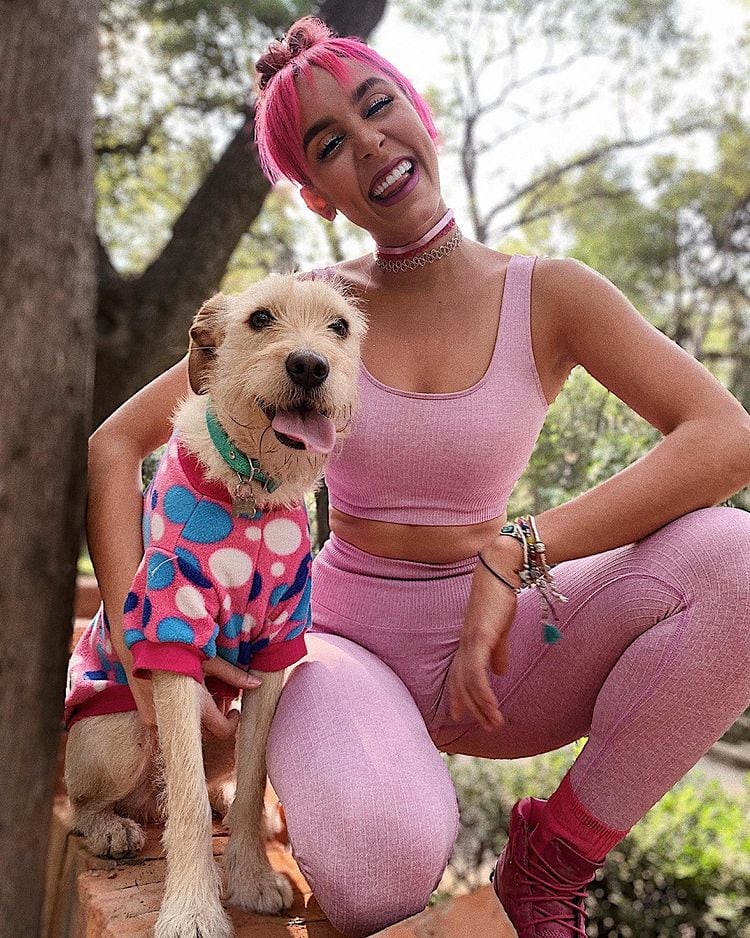 Mariana Logue y su perro Pulga.