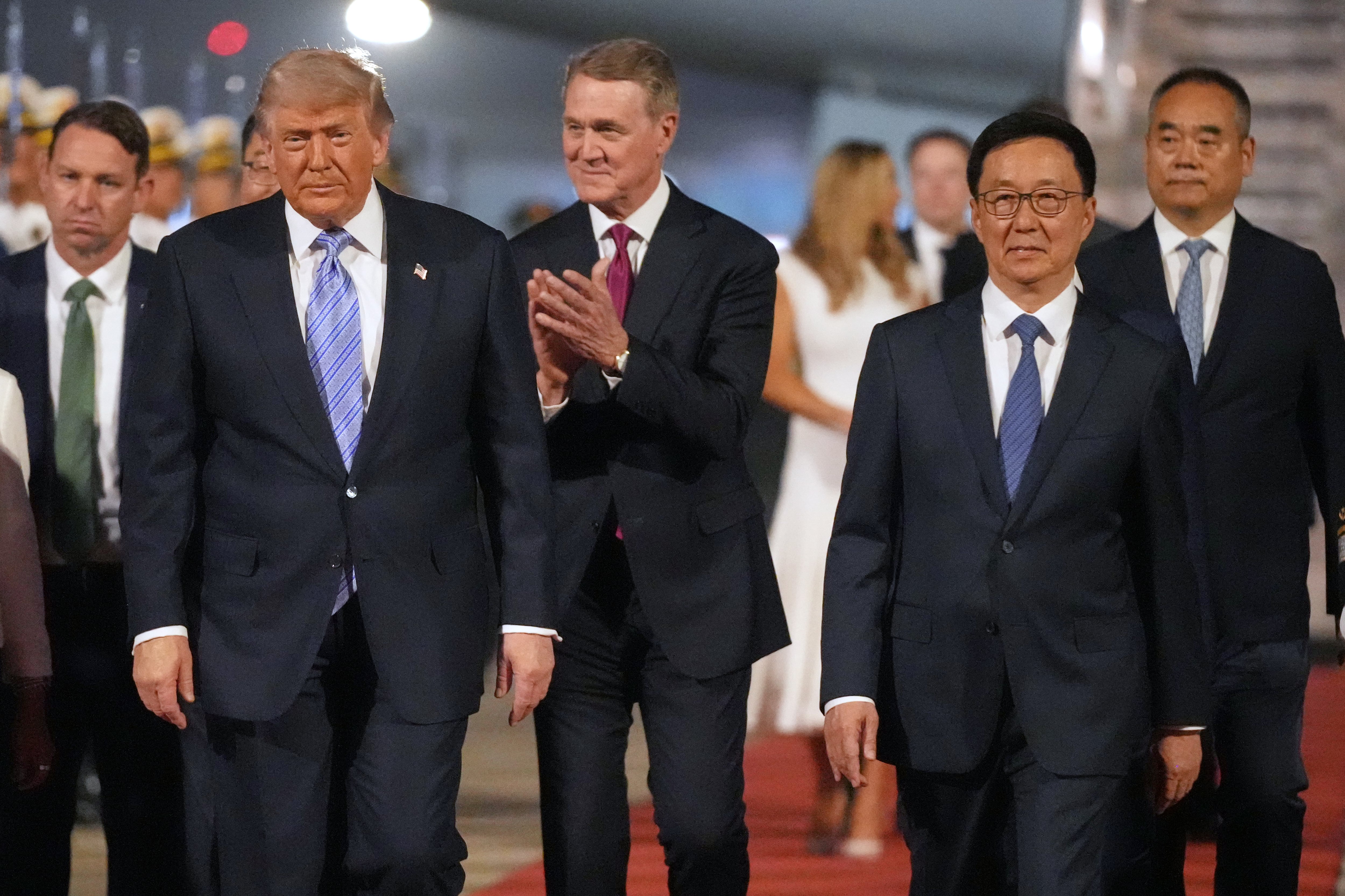 Donald Trump llega a China en una visita de Estado con Xi Jinping, acompañado de varios CEOs