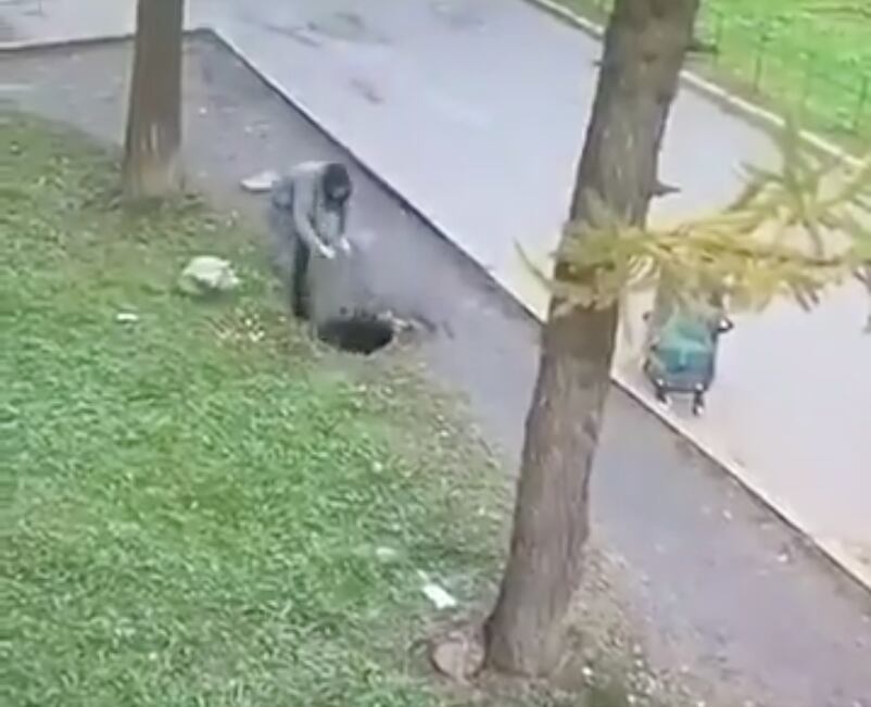 Niño cae a coladera.