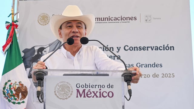 Alfonso Durazo, gobernador de Sonora, en la ampliación de la carretera Bavispe-Nuevo Casas Grandes