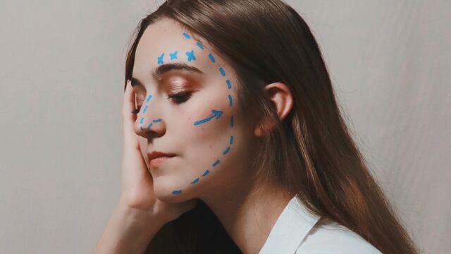 Mujer con marcas para cirugía estética