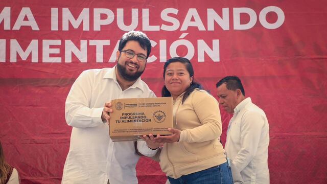Alcalde Isaac Montoya entrega canasta alimentaria a vecinos de la colonia 3 de Mayo en Naucalpan