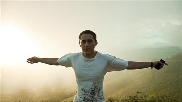 El cantante de 28 años de edad, llamó a la puerta de Carlos Molnar, y al acto que éste le abrió la puerta comenzó a apuñalarlo. Posteriormente se suicidó.