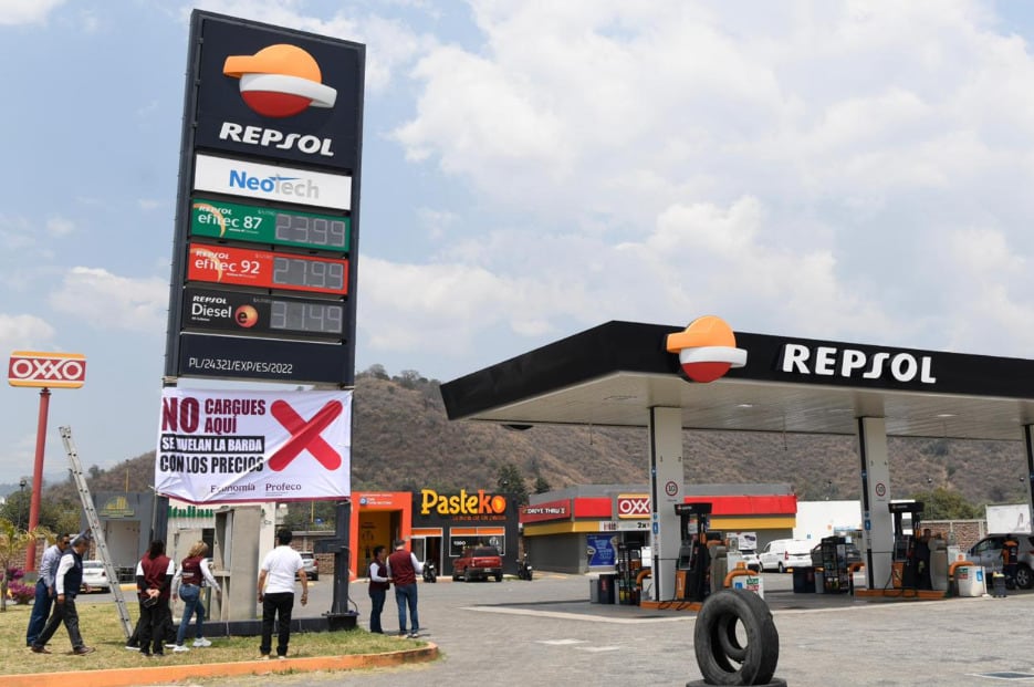 Colocan mantas en gasolineras que no cumplan con los precios establecidos