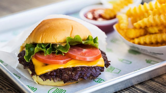 La cadena se especializa en hamburguesas, hot dogs y malteadas.