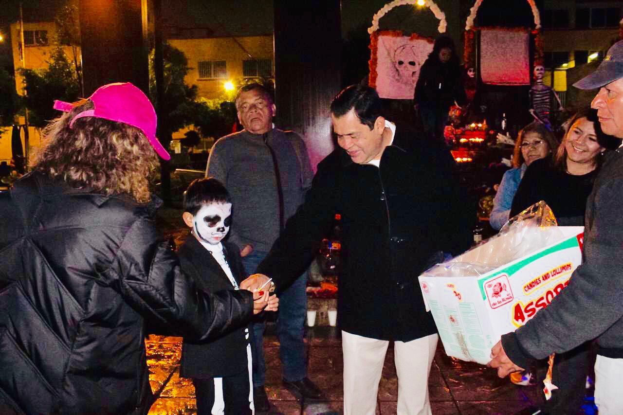 El alcalde Juan Hugo de la Rosa García recorrió las instalaciones de las atracciones por el Día de Muertos.