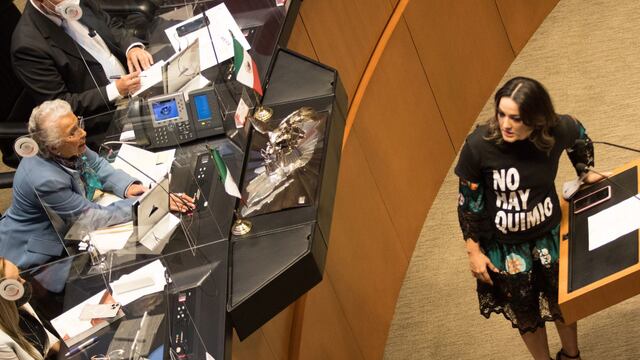 Martha Márquez protestando por la falta de medicamentos