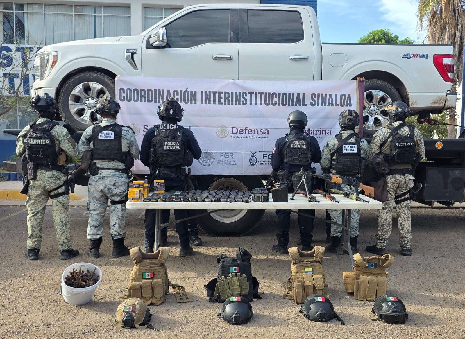Sinaloa informa decomiso de armas y equipo de seguridad tras inspección de una camioneta blindada.