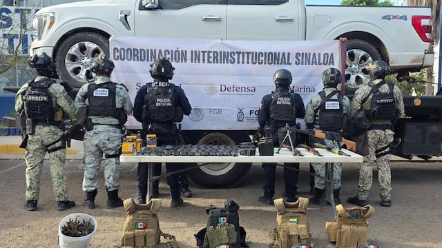 Sinaloa informa decomiso de armas y equipo de seguridad tras inspección de una camioneta blindada.