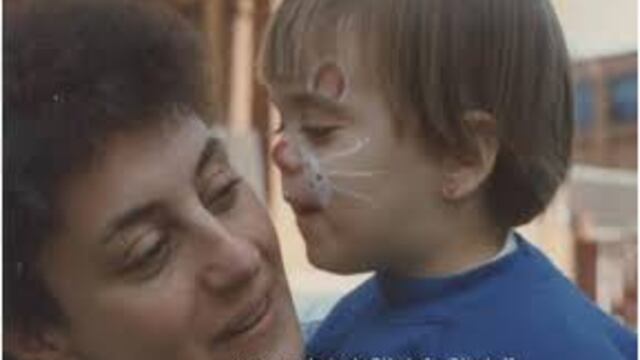 Claudia con Mariana, su hija