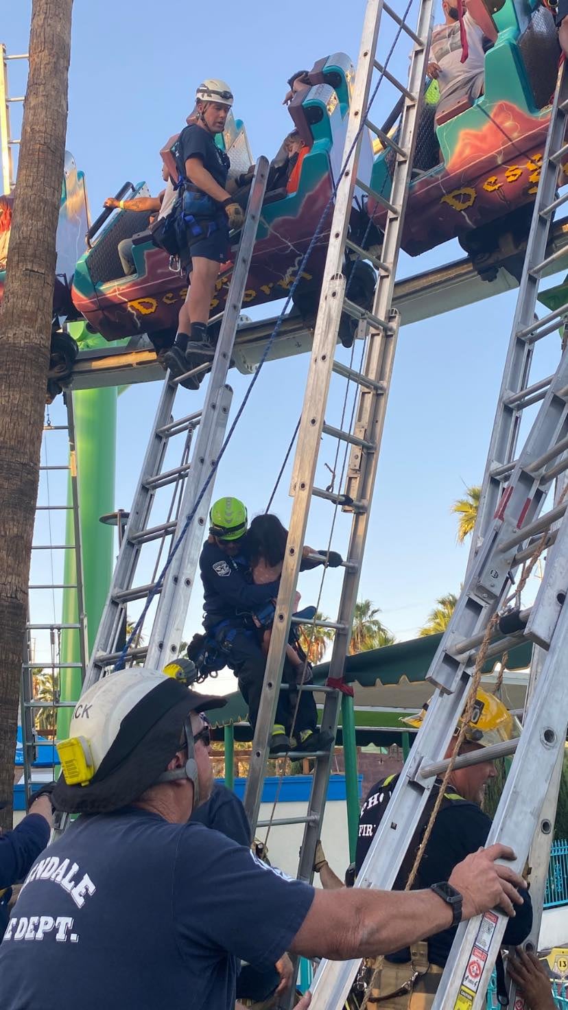 Bomberos rescatando a las personas
