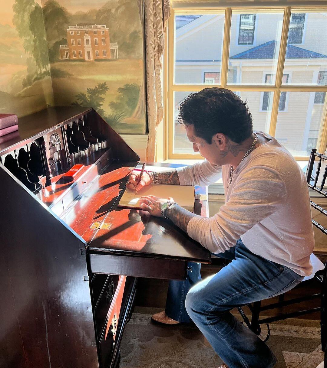 Christian Nodal firma el Harvard Marshal Book.