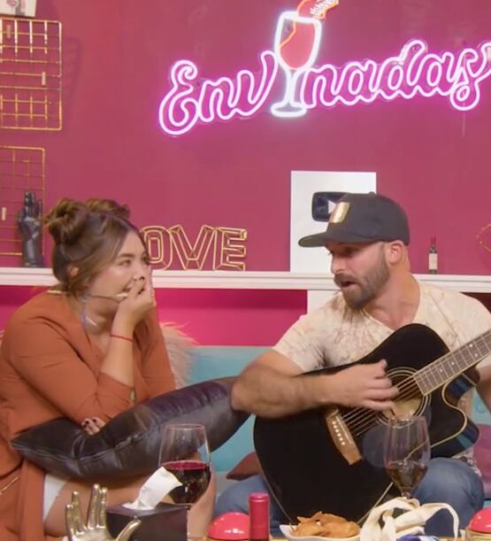 Daniela Luján impactada por la serenata de Imanol.