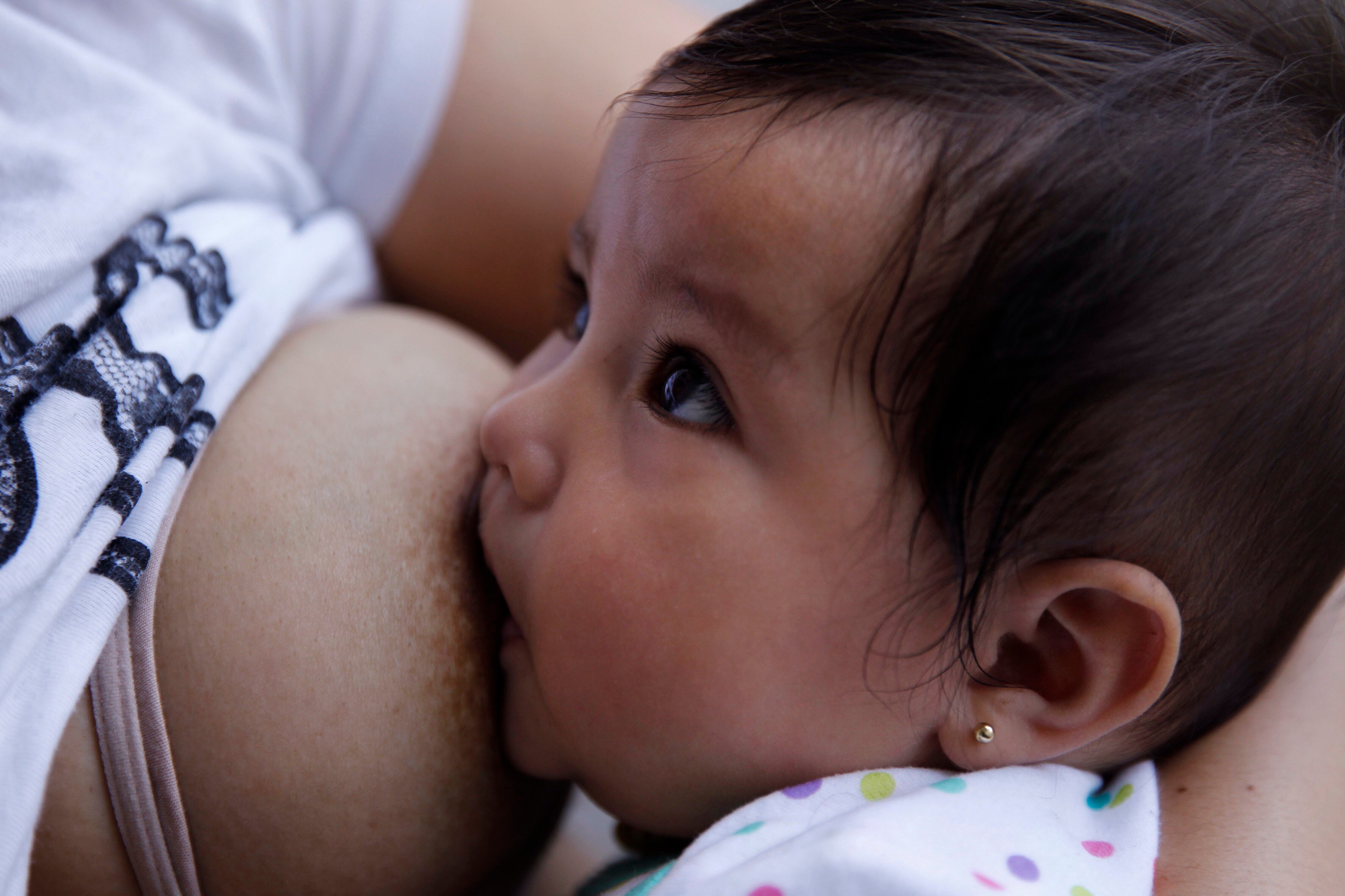 Bebé tomando leche materna