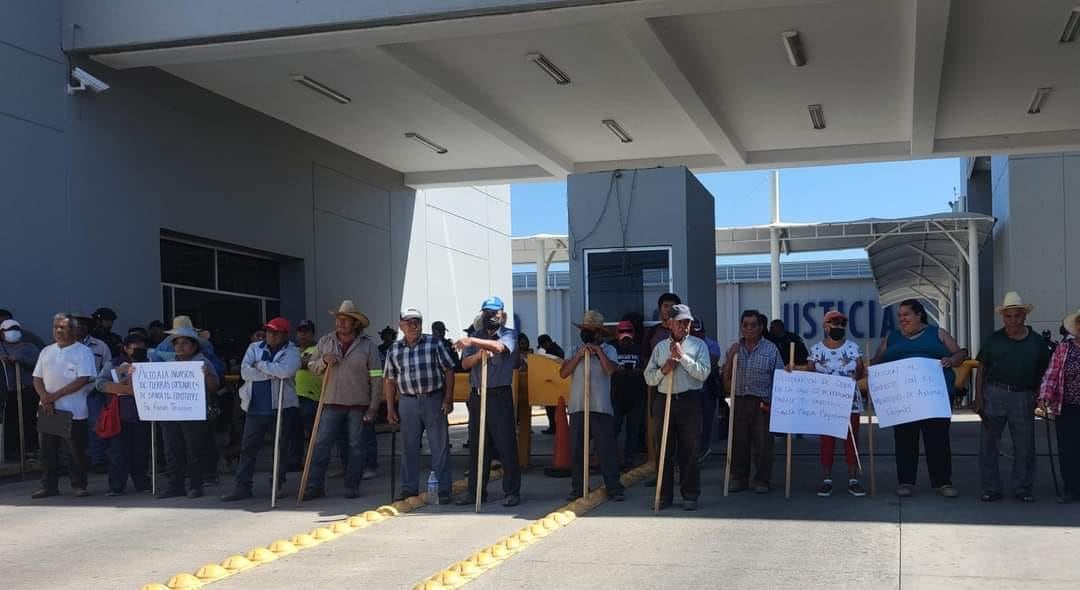 Pobladores en Santa María Coyotepec toman instalaciones de la Policía de Oaxaca