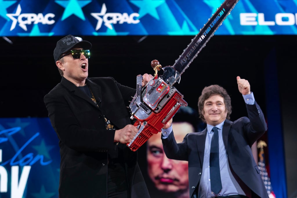 Javier Milei regala motosierra a Elon Musk