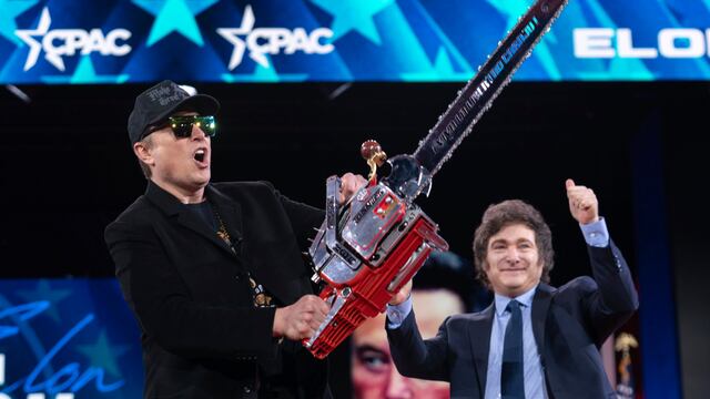 Javier Milei regala motosierra a Elon Musk