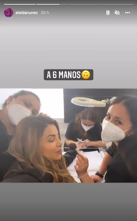 Aleida Núñez consentida por seis manos